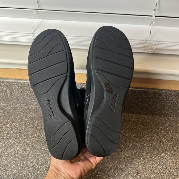 Clarks bendables Womens 7.5 Black Suede Above Ankle Boots Faux Fur Trim Zip Flat - Picture 9 of 10